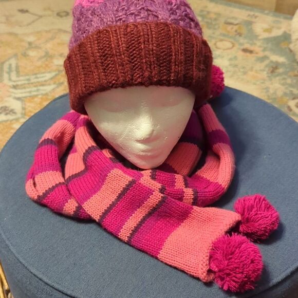 Adorable fuchsia purple and pink pom pom hat with scarf and gloves bundle - Picture 4 of 8